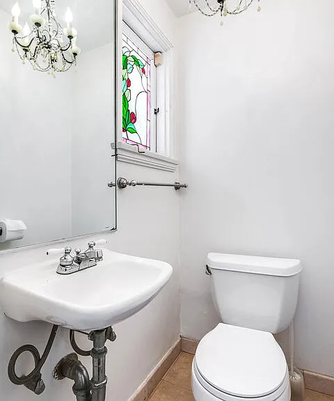 2441 Glendower Ave — Photo 17