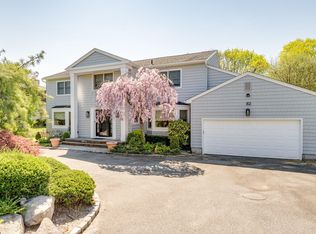 82 Woods Dr, Roslyn, NY 11576