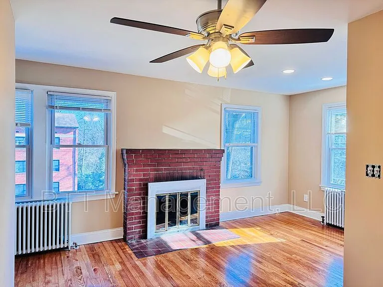 908 Hudson Ave #6 — Photo 2
