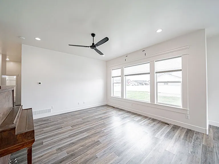 3258 Harlow Dr — Photo 4
