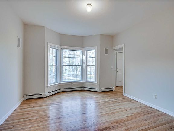 3rd image of 105A Willis Ave
