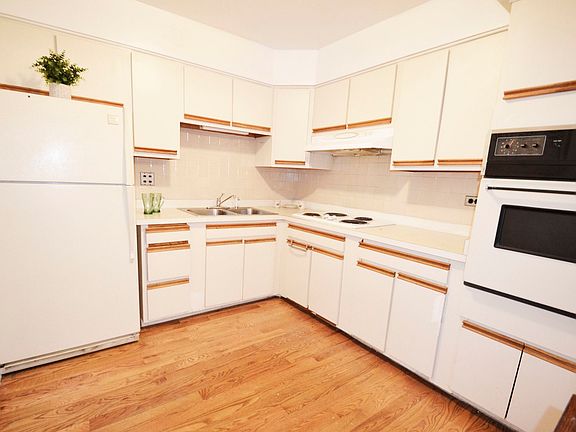 4th image of 1754 E Oakton St APT 101