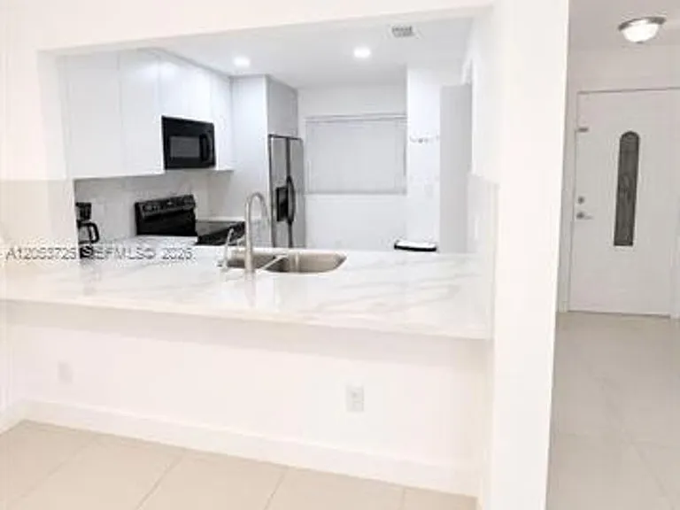 10871 NW 7th St #Townhouse 14-24 — Photo 5