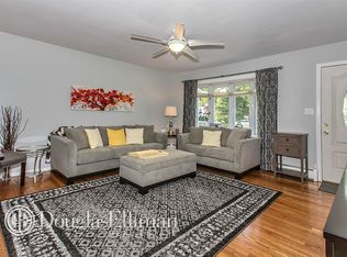 208 Matthews Rd, Oakdale, NY 11769