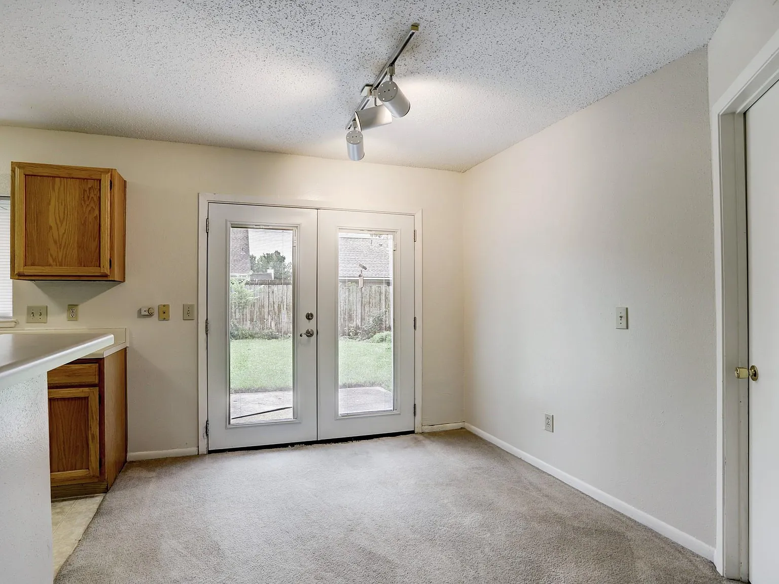 3 bed, 2.0 bath, 1500 sqft, $1,750 — Photo 4