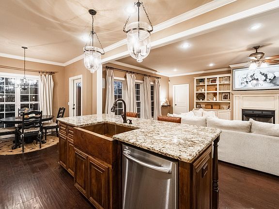 5th image of 617 Gloria Ln