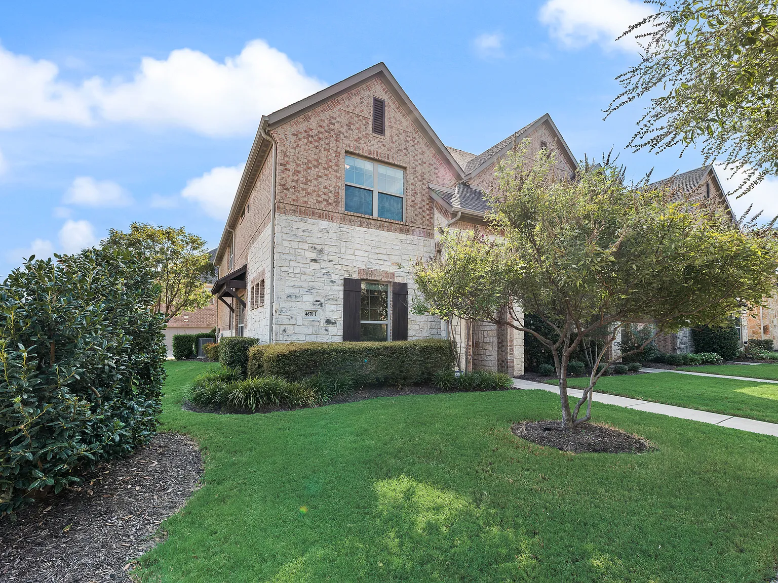 3 bed, 2.5 bath, 1972 sqft, $3,300 — Photo 2