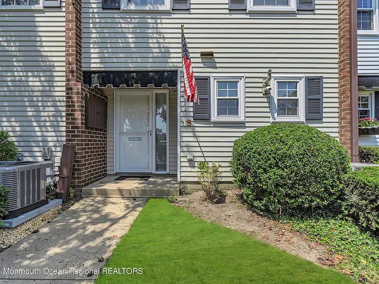 15 Linden Dr — Photo 3