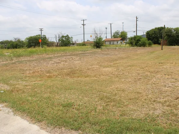 832 E Main Ave, Robstown, TX 78380