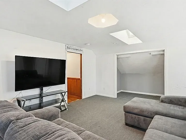 3 bed, 1015 sqft, $3,500 — Photo 2