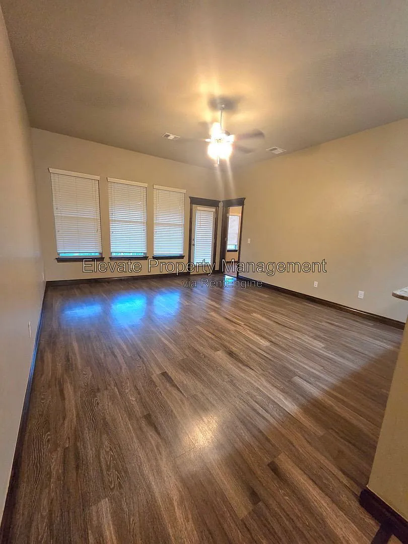 3 bed, 2.0 bath, 1431 sqft, $1,395 — Photo 2