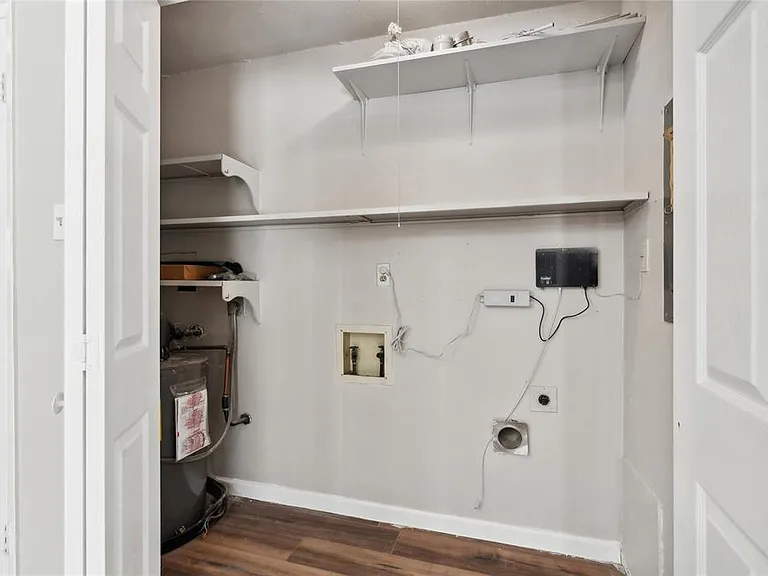 556 Hawthorne Dr — Photo 18