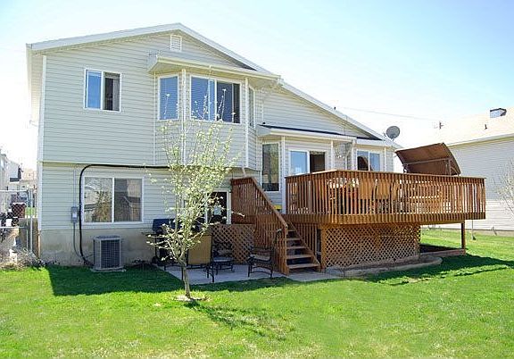 Huge back deck with lots of room for BBQ & Patio Furniture