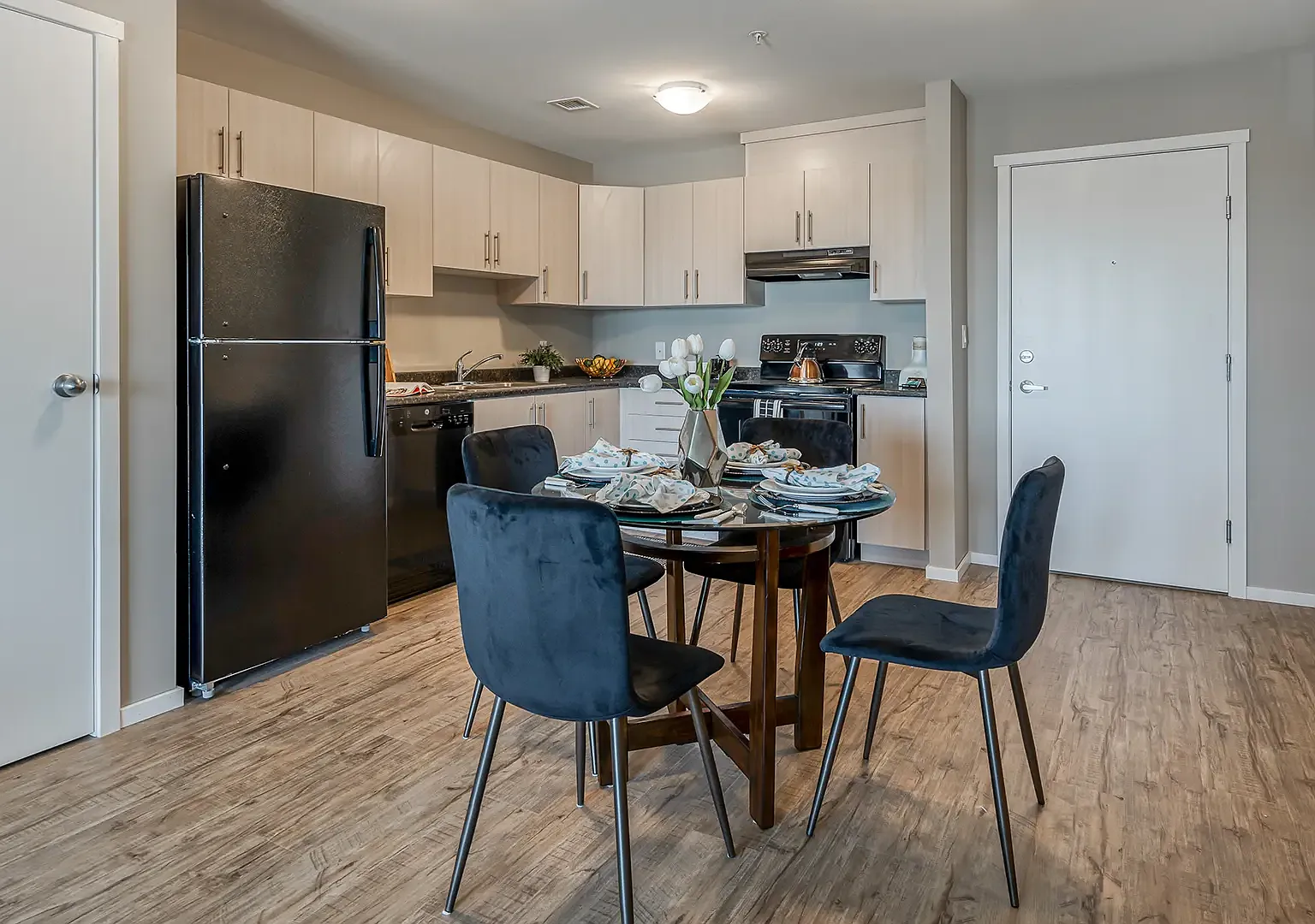 Lakecrest Apartments — Photo 1