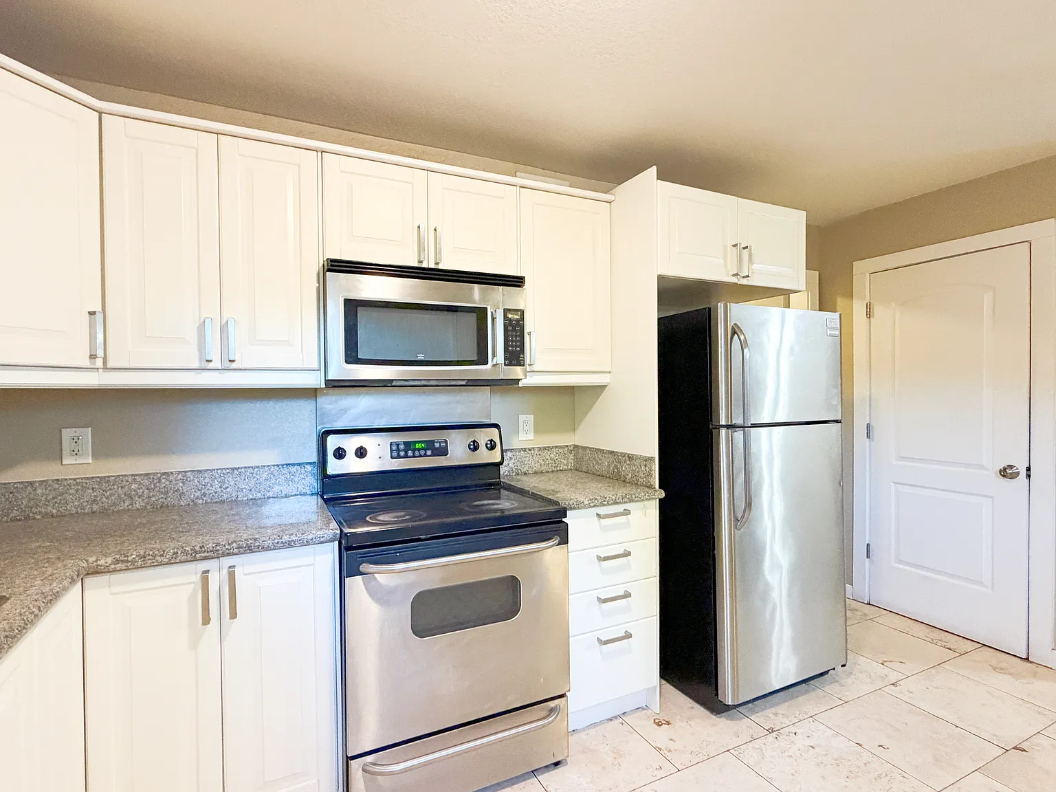 3 bed, 1.5 bath, 1400 sqft, $2,800 — Photo 4