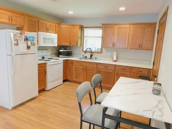 402B 5th St, Delhi, IA 52223