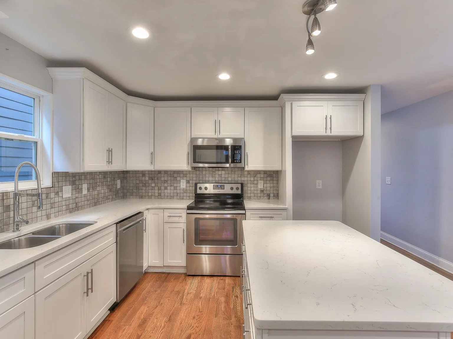 4 bed, 1981 sqft, $2,999 — Photo 3