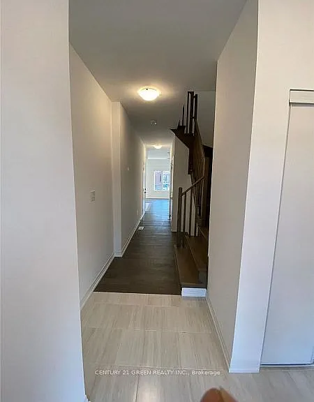 135 Turnberry Ln — Photo 3
