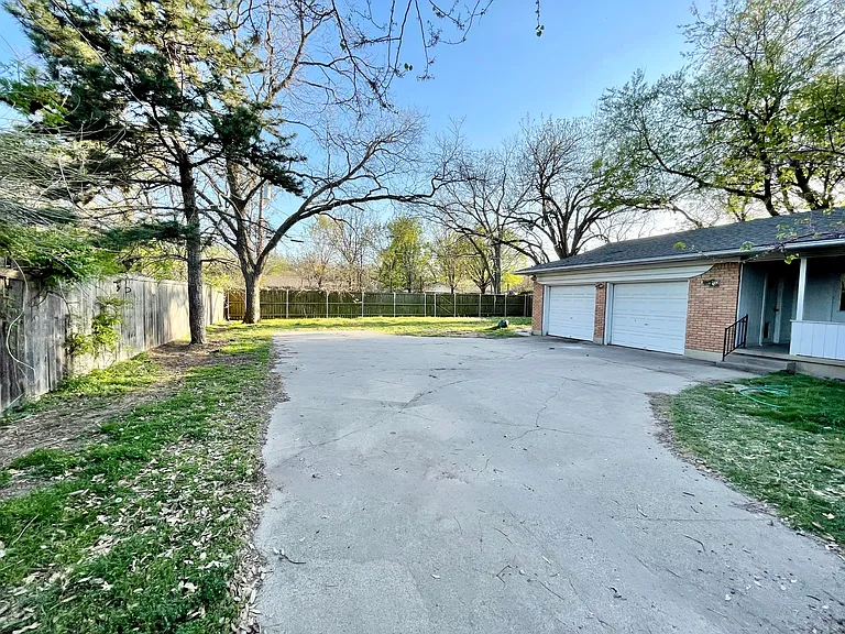 1217 Linden Dr — Photo 15