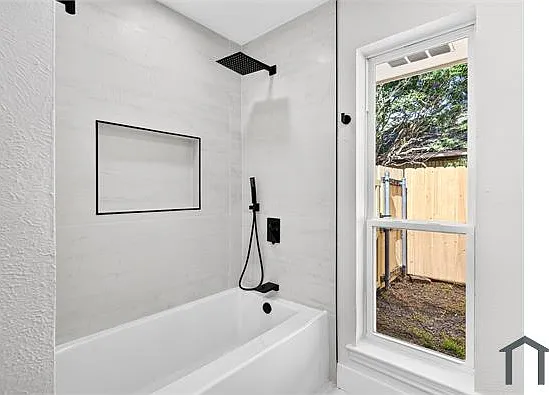 4 bed, 2082 sqft, $2,800 — Photo 3