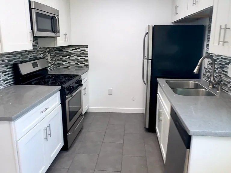 655 Westminster Ave #6 — Photo 8