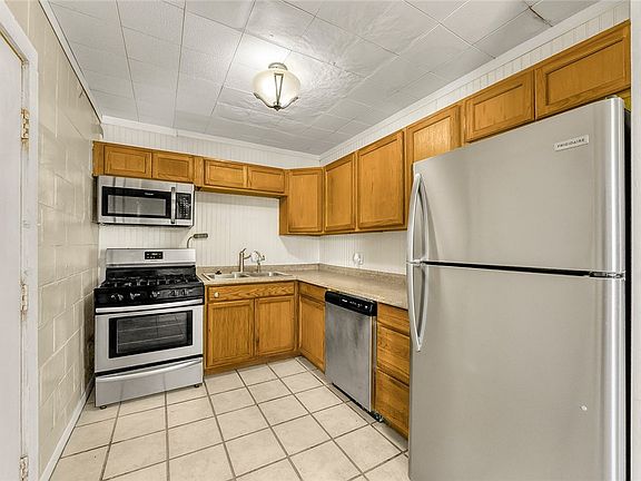 3rd image of 438 Valerie St