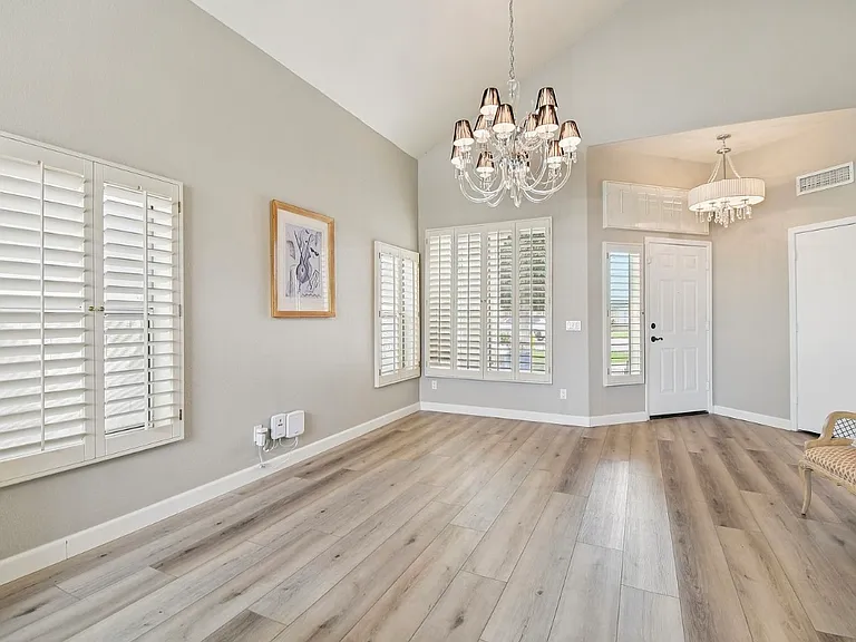 704 E Windsor Dr — Photo 5