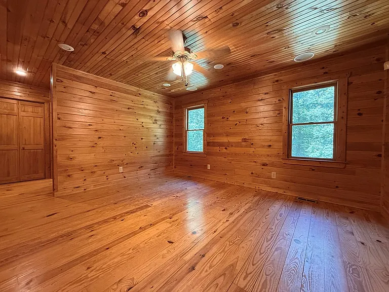 303 Pine Ln — Photo 6