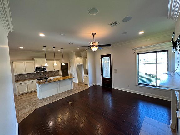 3rd image of 204 Crenshaw Dr