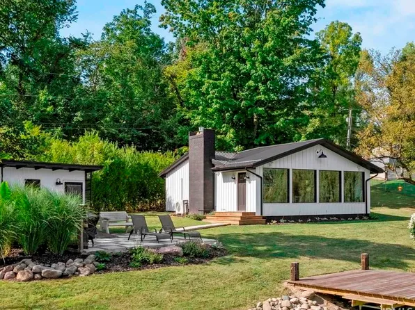5682 W Partridge Dr, Mentone, IN 46539