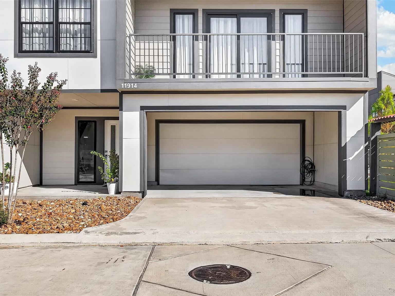 4 bed, 2.0 bath, 2400 sqft, $3,000 — Photo 4
