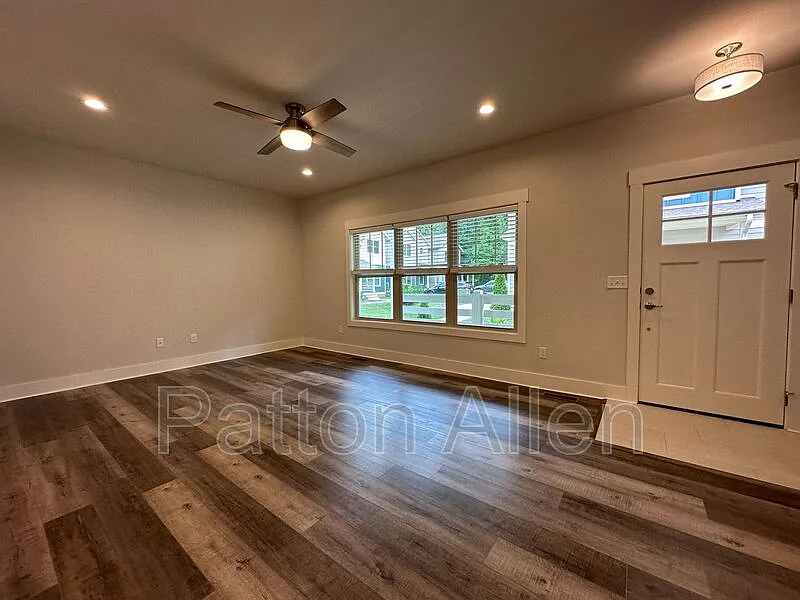 3 bed, 2.5 bath, 1435 sqft, $2,300 — Photo 3