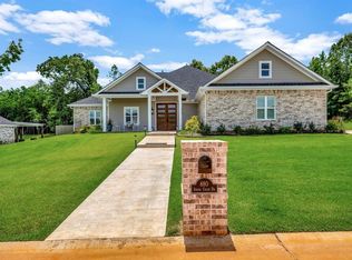880 Spring Creek Dr, Nacogdoches, TX 75965