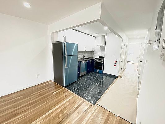3rd image of 37-21 Greenpoint Ave #2F