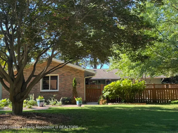318 N Circle Dr, Williamston, MI 48895