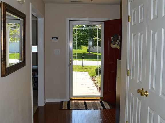 foyer w/HW floors