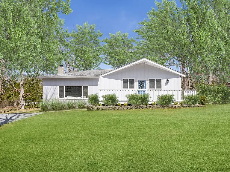 62 Hillside Dr E — Photo 1
