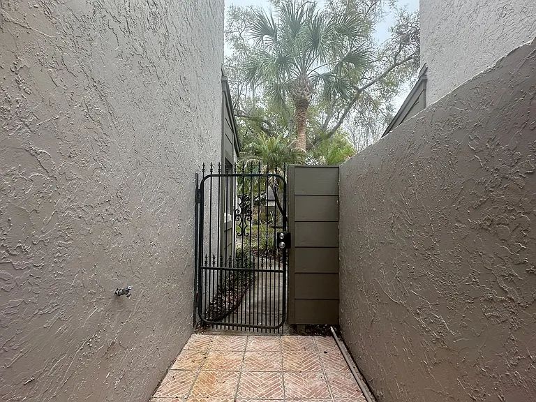 1532 N Carolwood Blvd — Photo 53