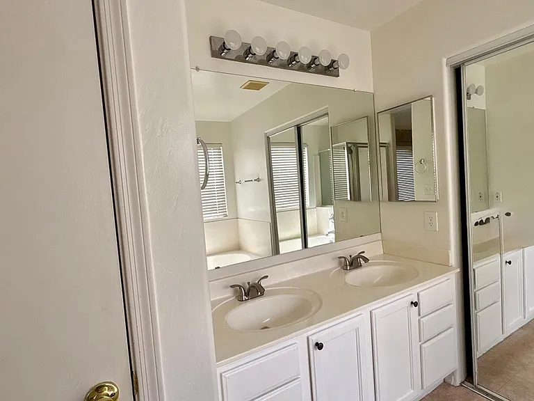 326 N Pioneer St — Photo 25