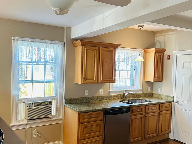 227 Thames St #3 — Photo 10
