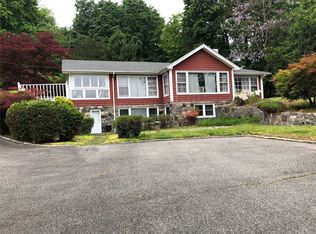 355 E Shore Rd, Great Neck, NY 11023