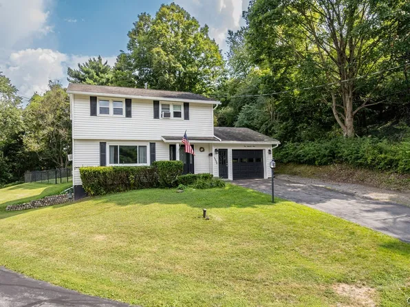 103 Oakridge Cir, Syracuse, NY 13209