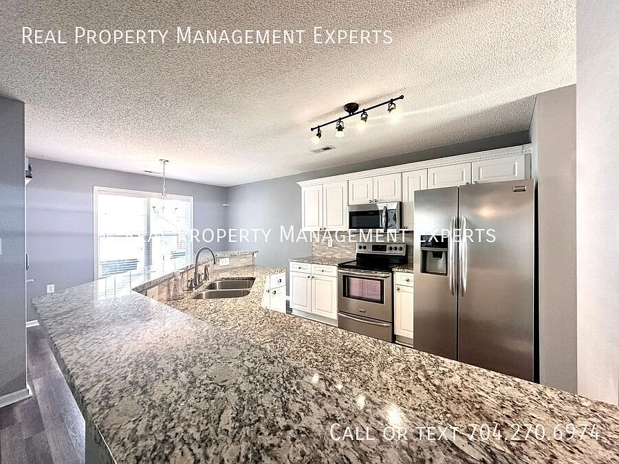 Charming 3BR/2.5BA home in Huntersville! — Photo 3