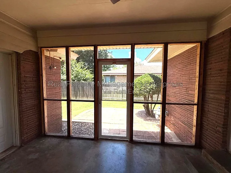 2301 N Warren Ave — Photo 34
