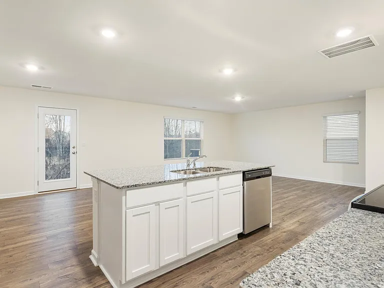 196 Quarter St — Photo 10