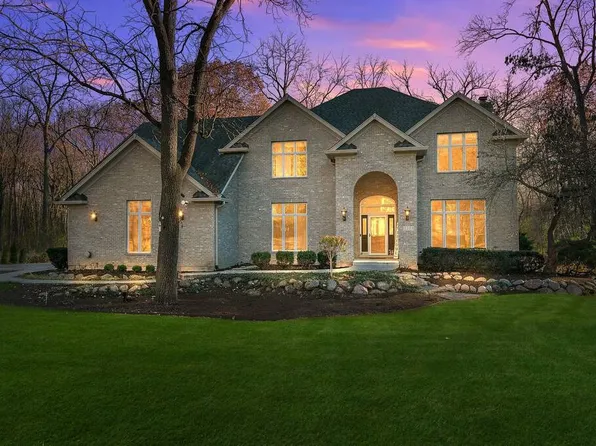 3303 Royal Fox Dr, St Charles, IL 60174