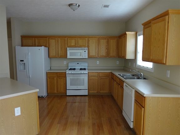 3rd image of 424 Heathcliff Ct