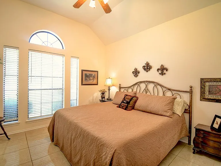 719 Oak Hollow Dr — Photo 17