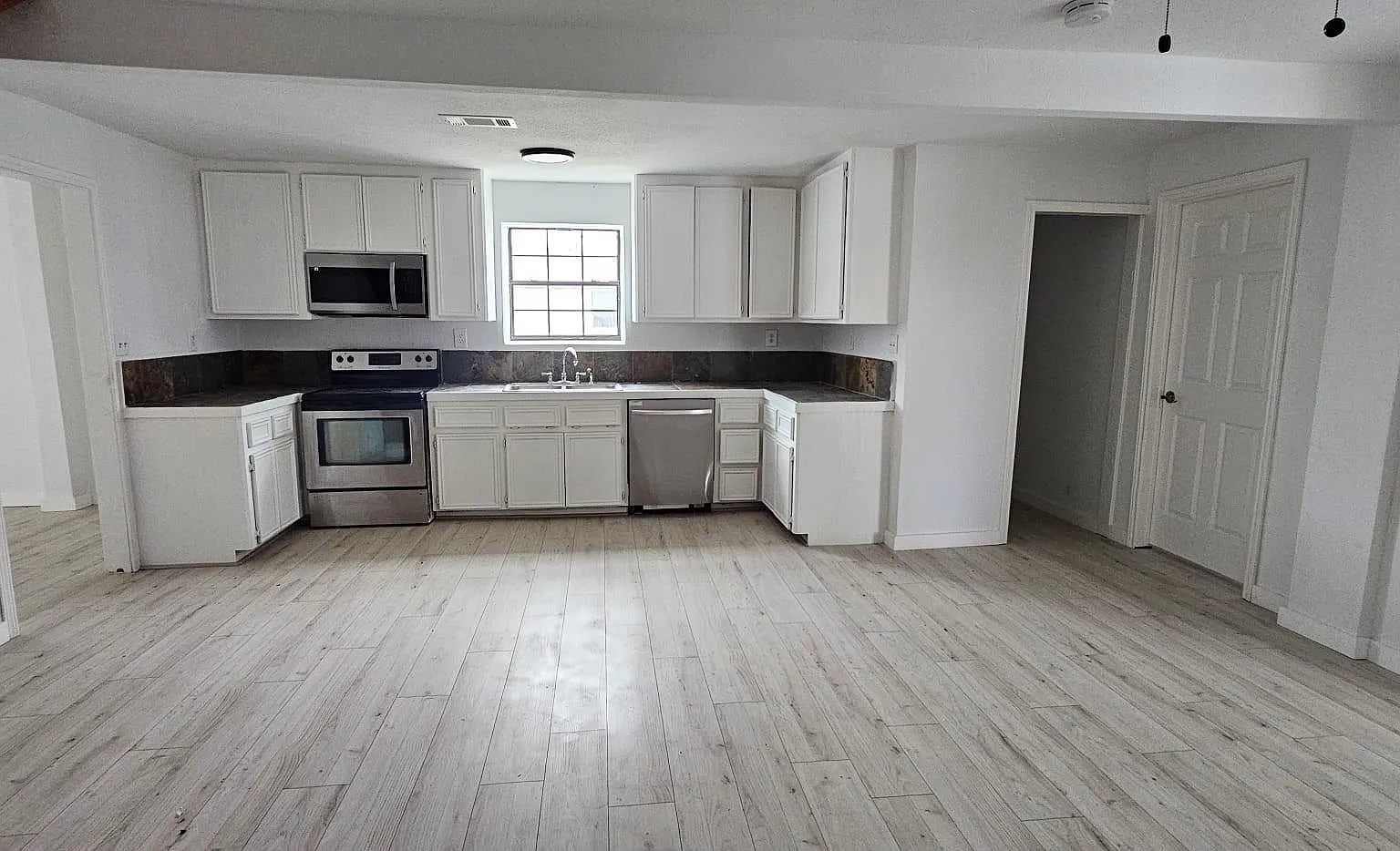 6 bed, 4.0 bath, 3500 sqft, $4,000 — Photo 4