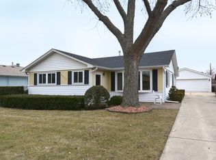 2802 Cardinal Dr, Rolling Meadows, IL 60008